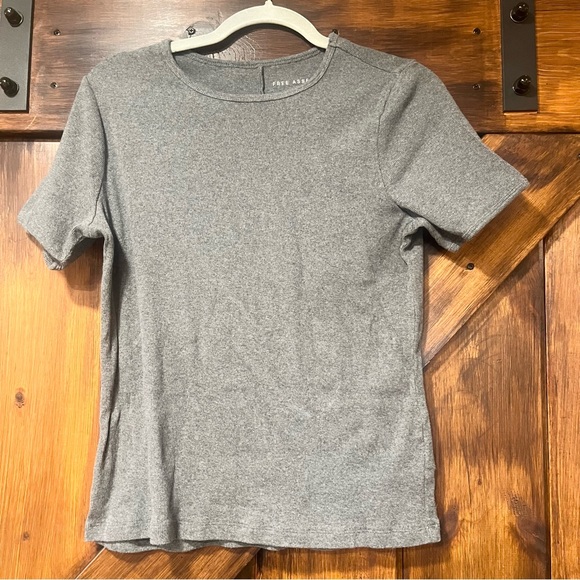 Free Assembly gray T-shirt - Picture 1 of 4
